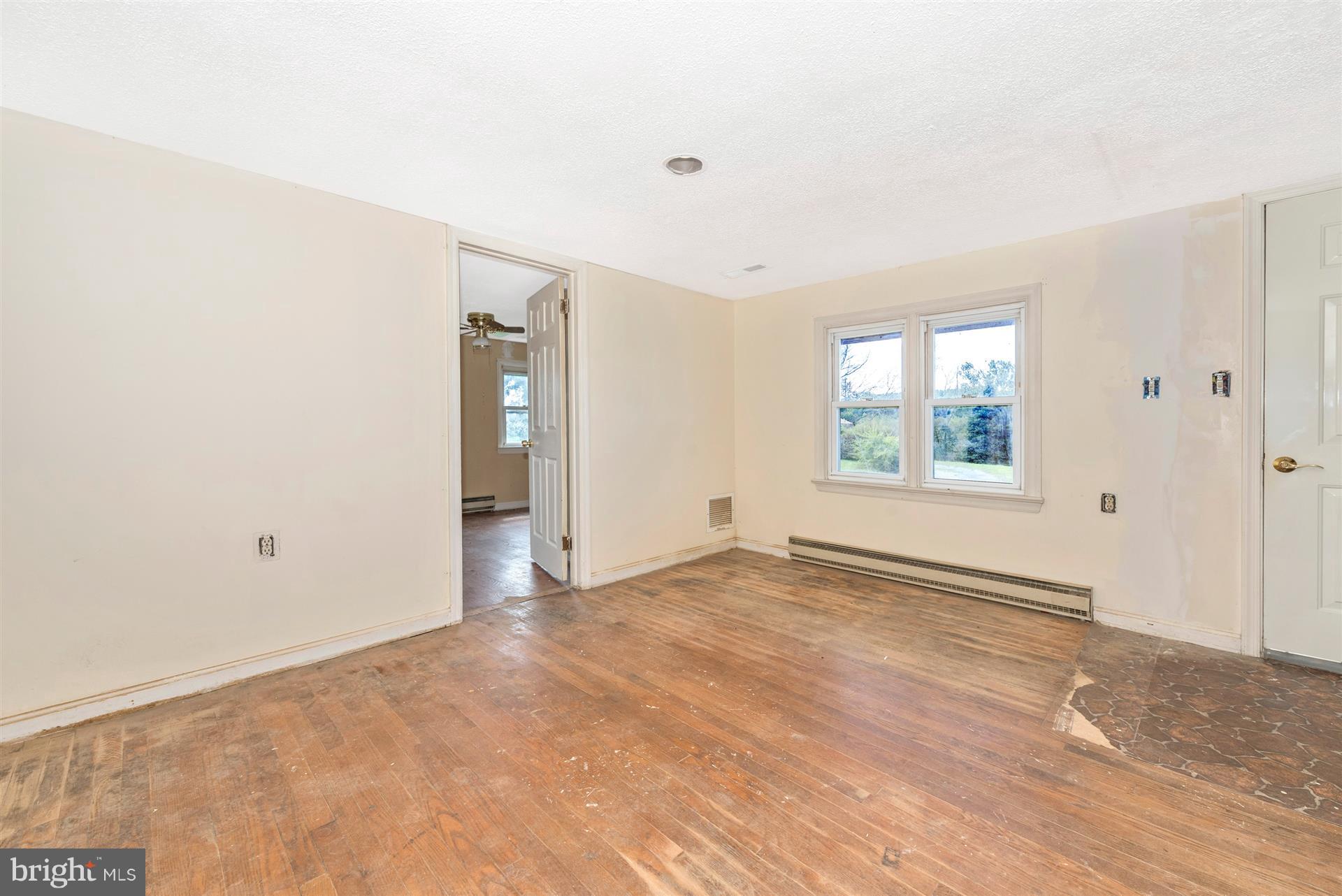 12921 Layman Road Thurmont, MD 21788 - Photo 20 of 30 Living Room