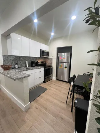 $2,200 | 2315 Taylor Street, Unit 3, Hollywood, FL 33020