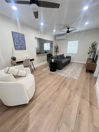 $2,200 | 2315 Taylor Street, Unit 3, Hollywood, FL 33020