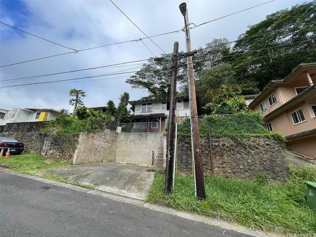a view of a back yard of the house