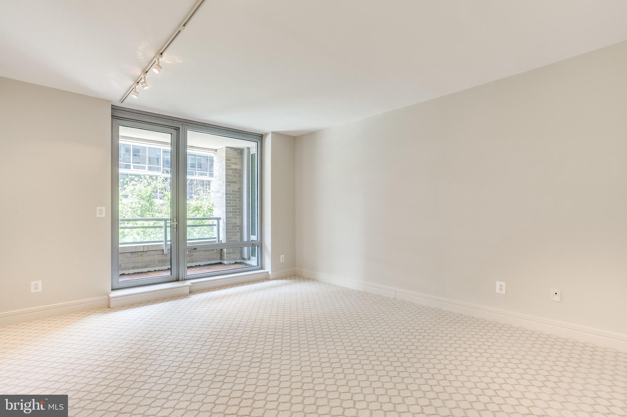 1111 23rd Street Northwest, Unit 4G Washington, DC 20037 - Photo 12 of 19 OWNER'S SUITE w PRIVATE TERRACE ACCESS