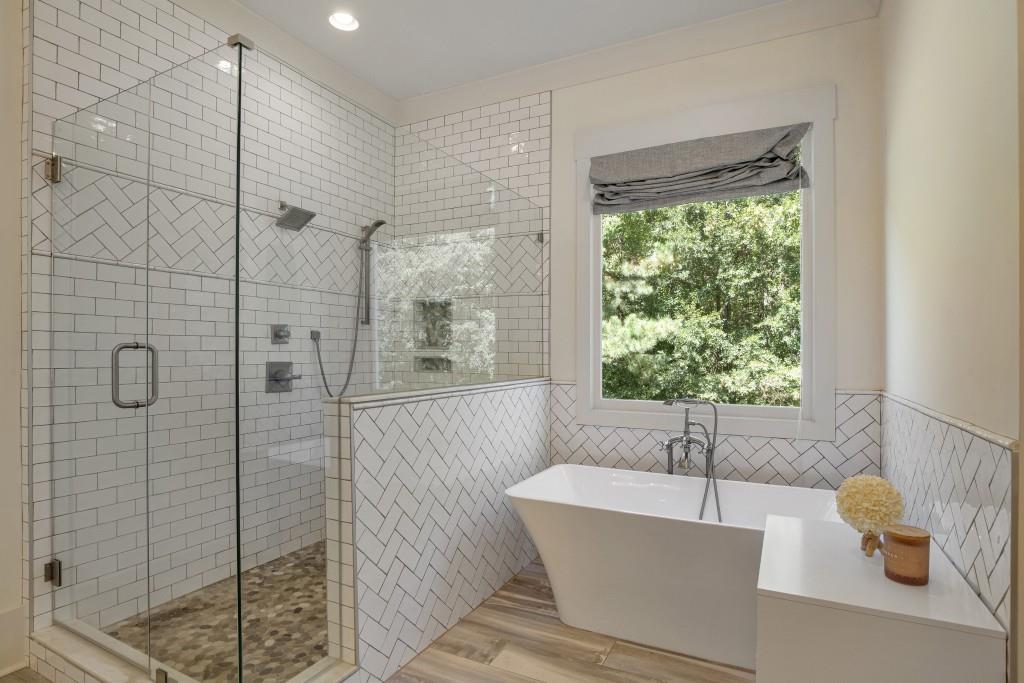 13235 Arnold Mill Road Roswell, GA 30075 - Photo 28 of 72 a bath tub sitting next to a window
