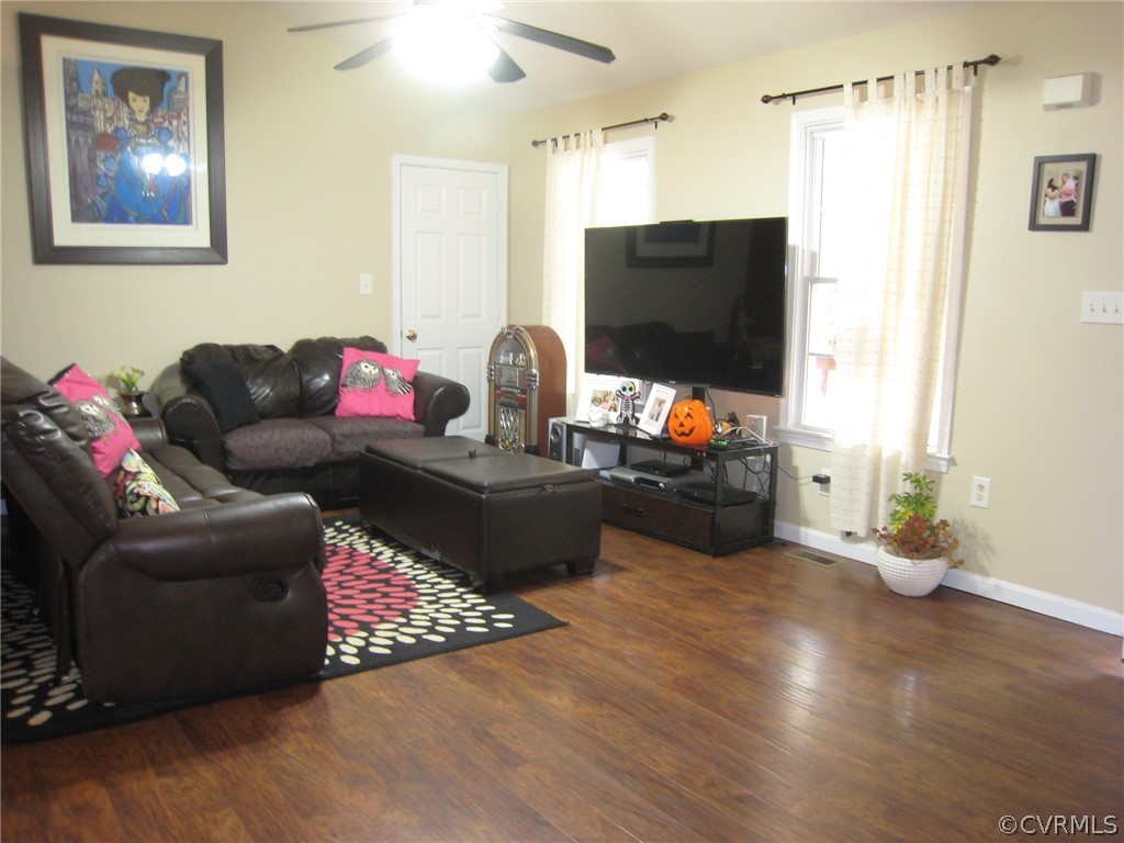 Living room offers newer laminate flooring, ceilin