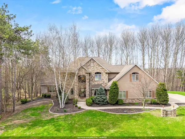 $949,900 | 3062 Hawk Ridge Trail, Suamico, WI 54313