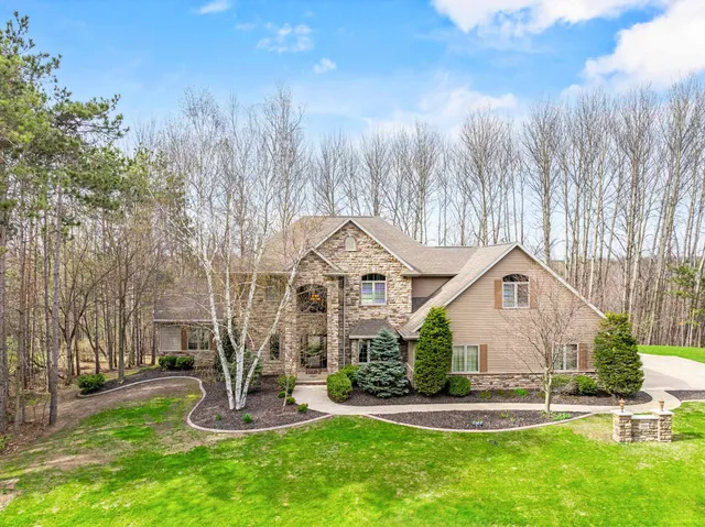 $975,900 | 3062 Hawk Ridge Trail, Suamico, WI 54313