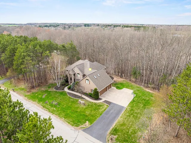$975,900 | 3062 Hawk Ridge Trail, Suamico, WI 54313