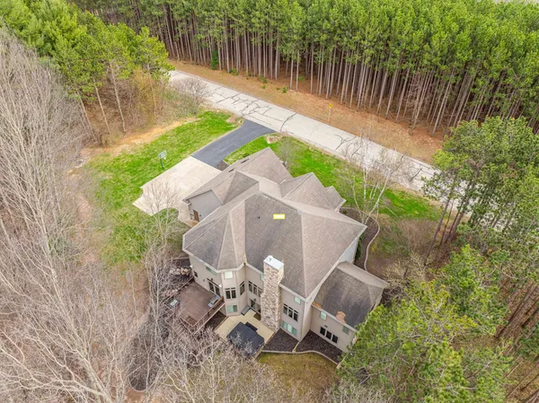 $975,900 | 3062 Hawk Ridge Trail, Suamico, WI 54313