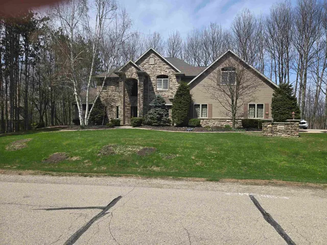 $975,900 | 3062 Hawk Ridge Trail, Suamico, WI 54313