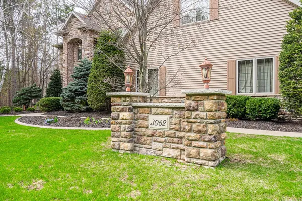 $975,900 | 3062 Hawk Ridge Trail, Suamico, WI 54313