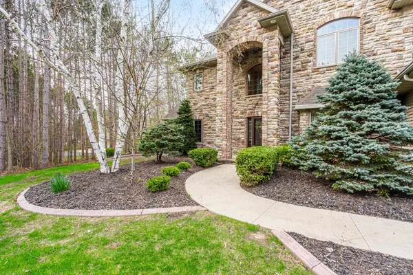 $975,900 | 3062 Hawk Ridge Trail, Suamico, WI 54313