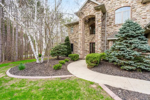 $975,900 | 3062 Hawk Ridge Trail, Suamico, WI 54313