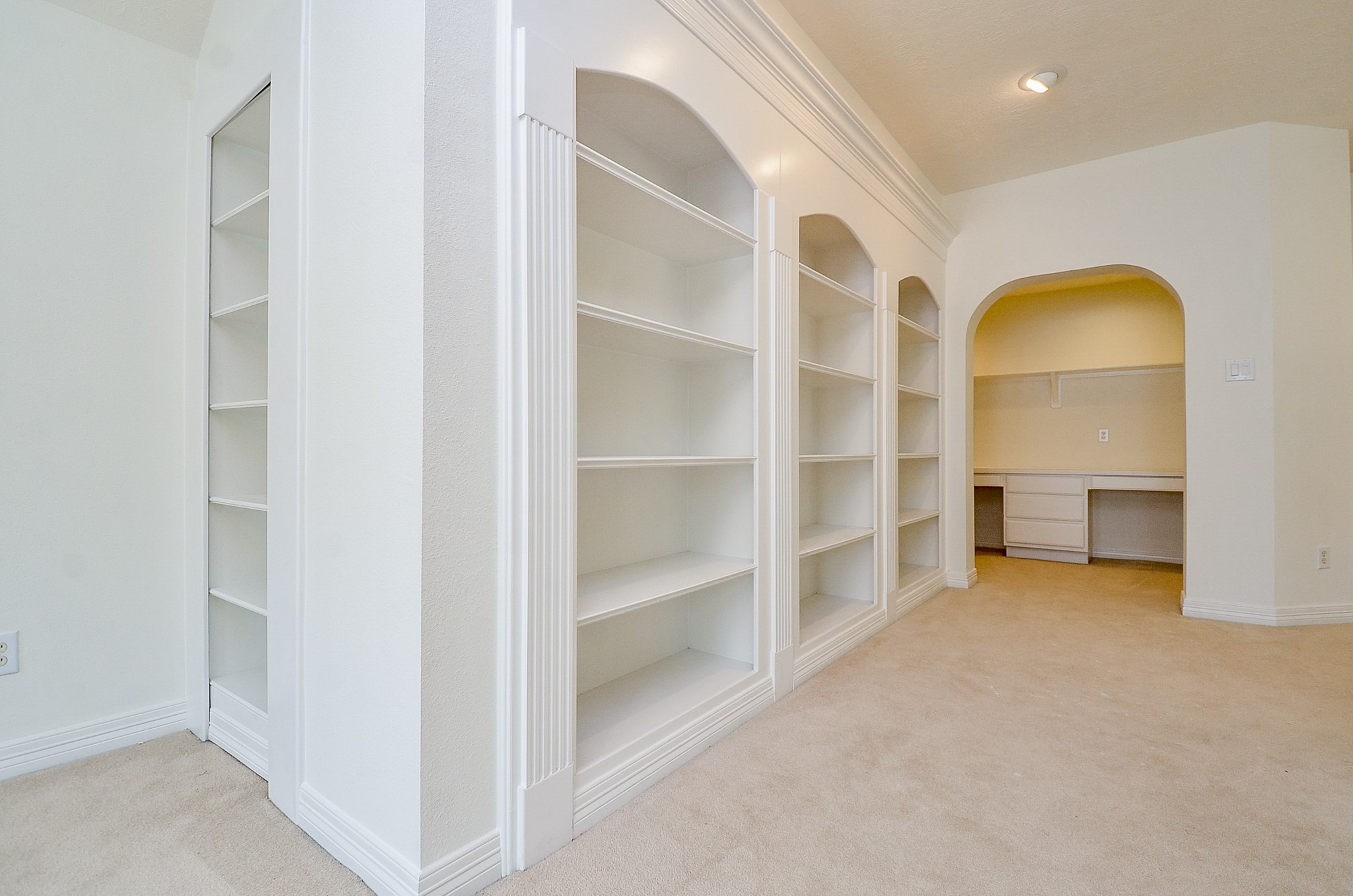 12522 Aliso Bend Lane Houston, TX 77041 - Photo 22 of 32 a view of an empty room with a closet