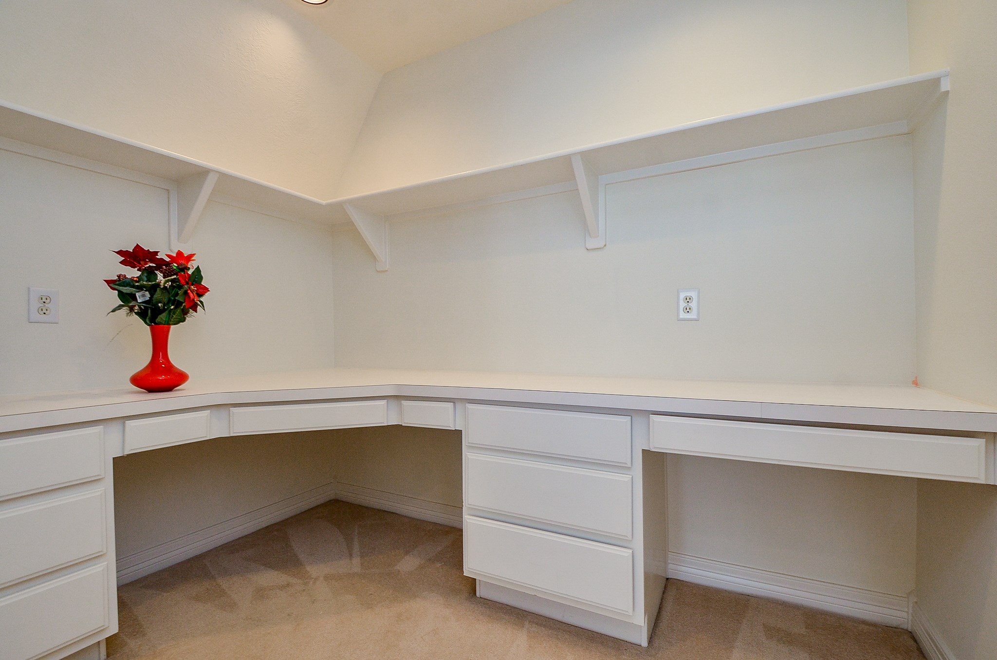 12522 Aliso Bend Lane Houston, TX 77041 - Photo 23 of 32 a hallway with a potted plant on the dresser
