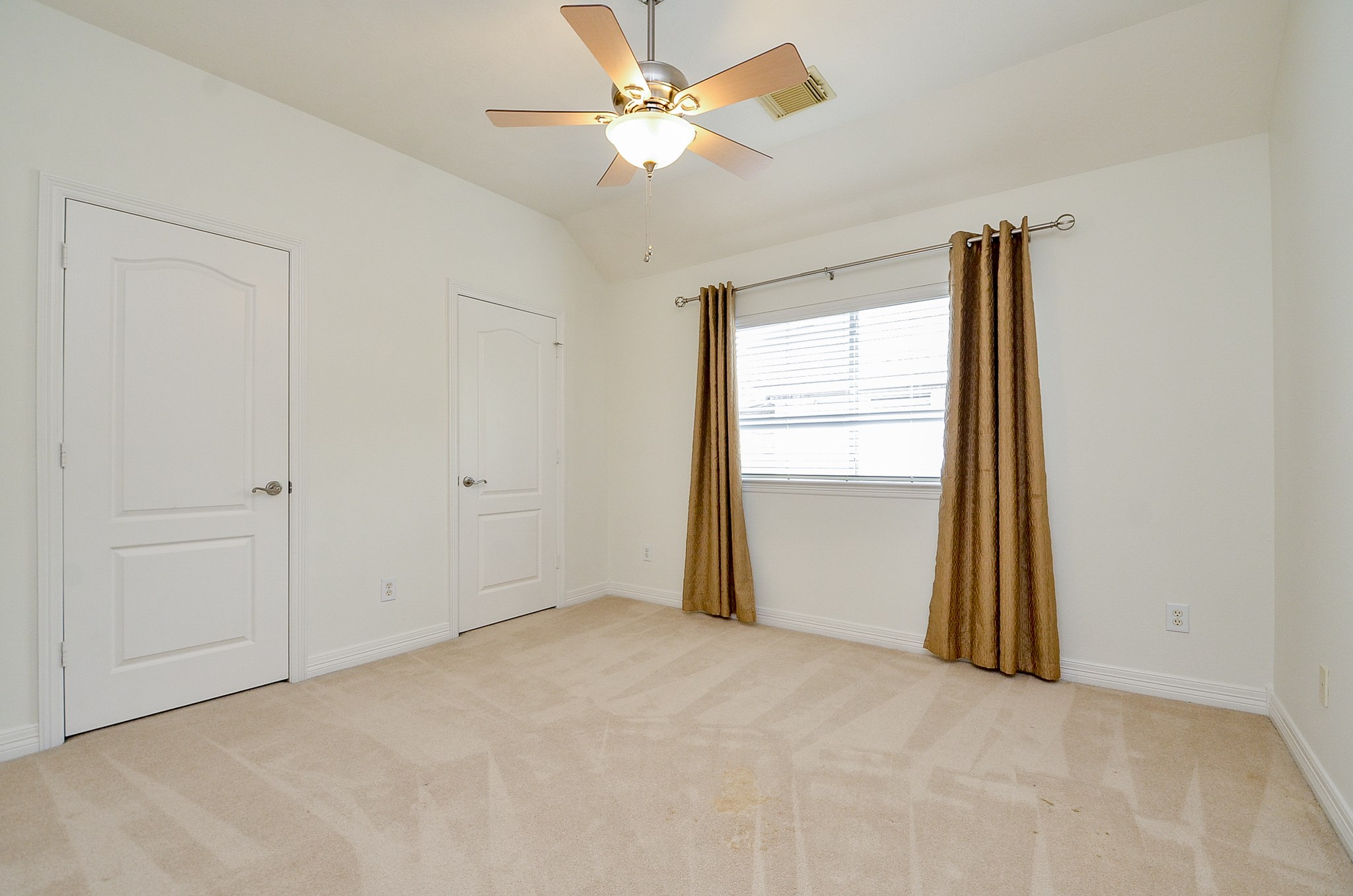 12522 Aliso Bend Lane Houston, TX 77041 - Photo 24 of 32 an empty room with windows and fan