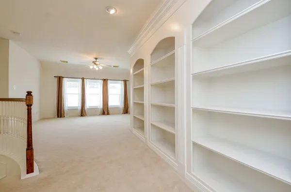 a view of empty room with a ceiling fan