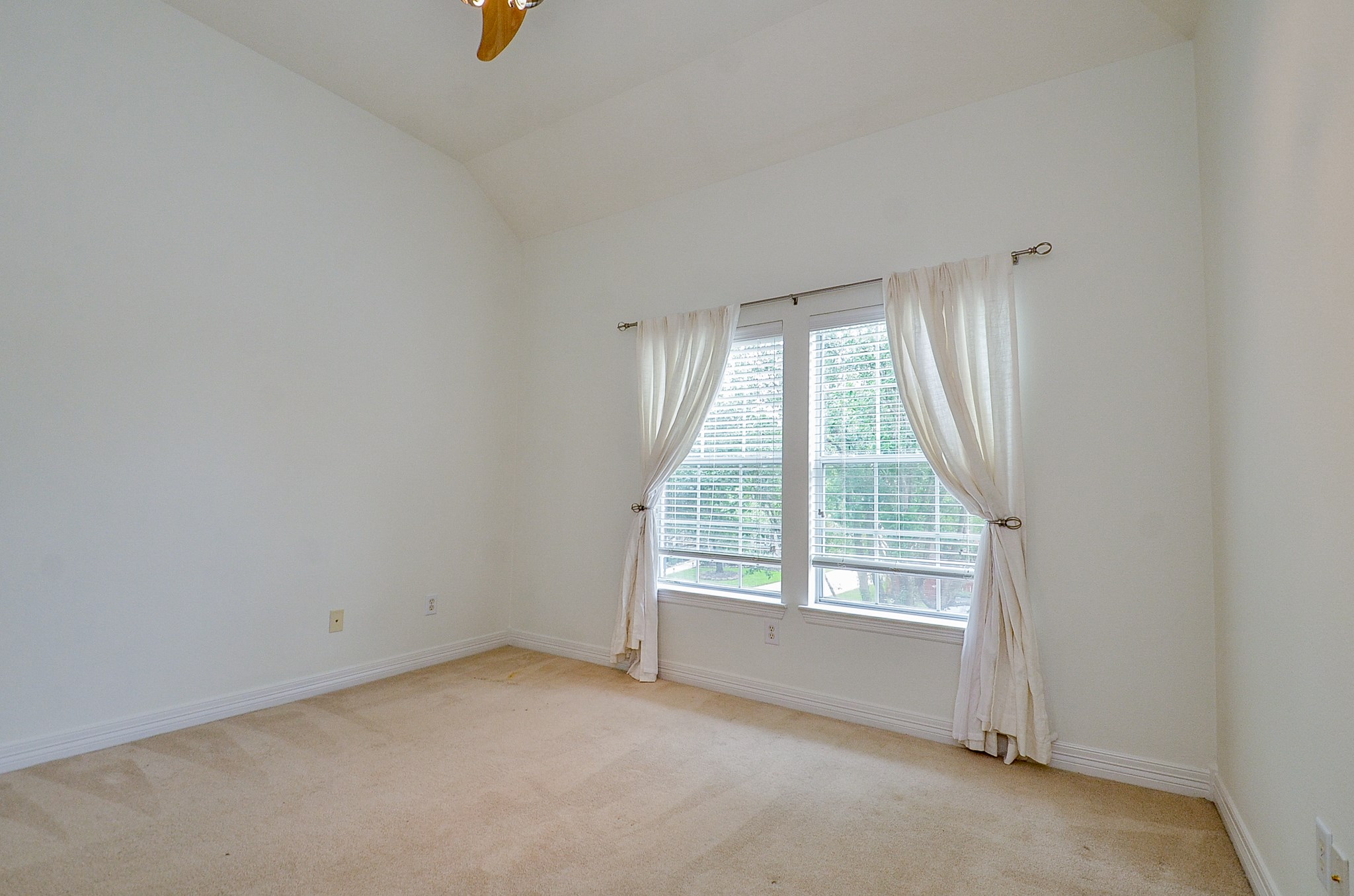 12522 Aliso Bend Lane Houston, TX 77041 - Photo 28 of 32 an empty room with windows