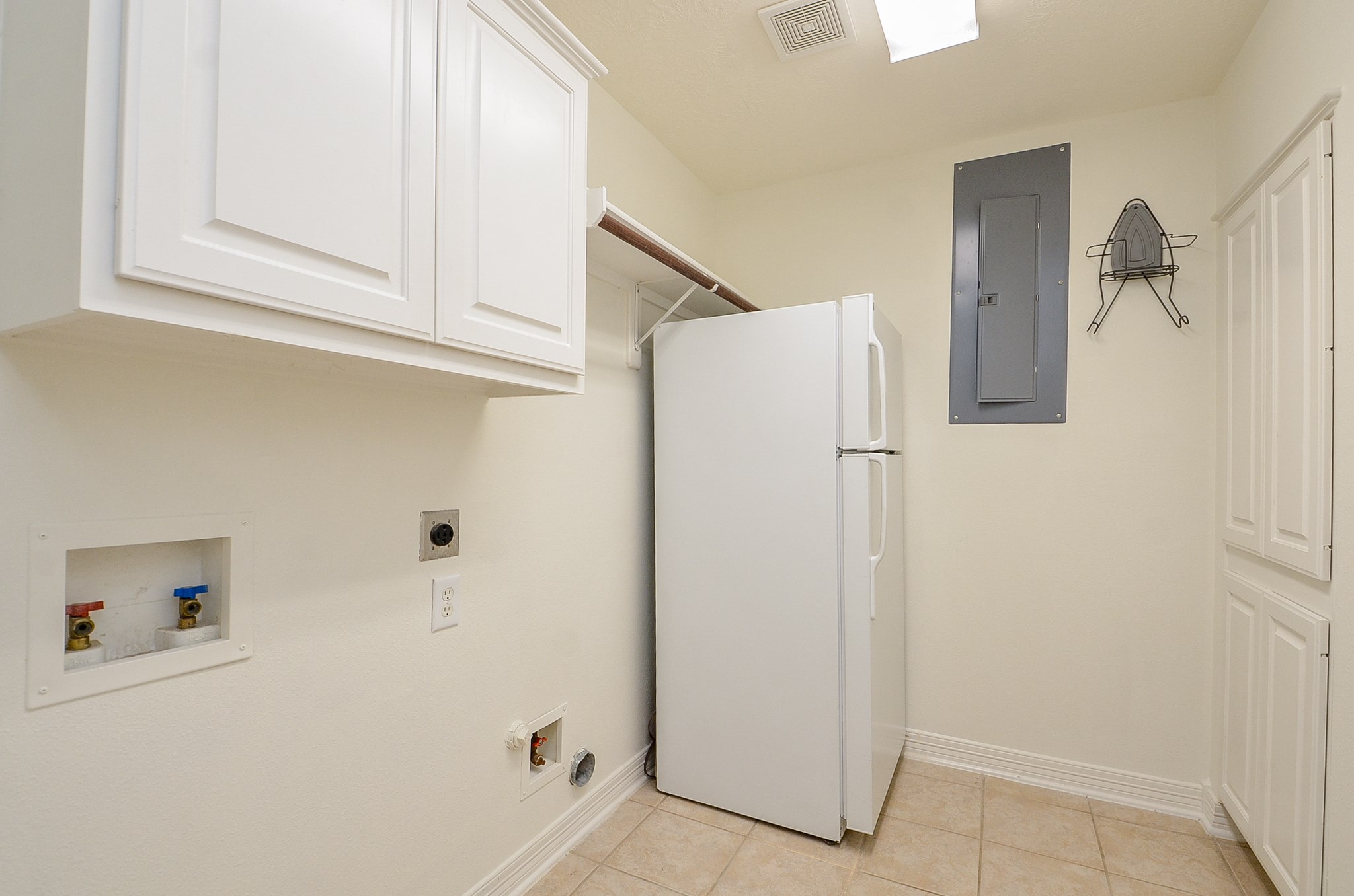 12522 Aliso Bend Lane Houston, TX 77041 - Photo 29 of 32 a white refrigerator freezer and a granite counter top