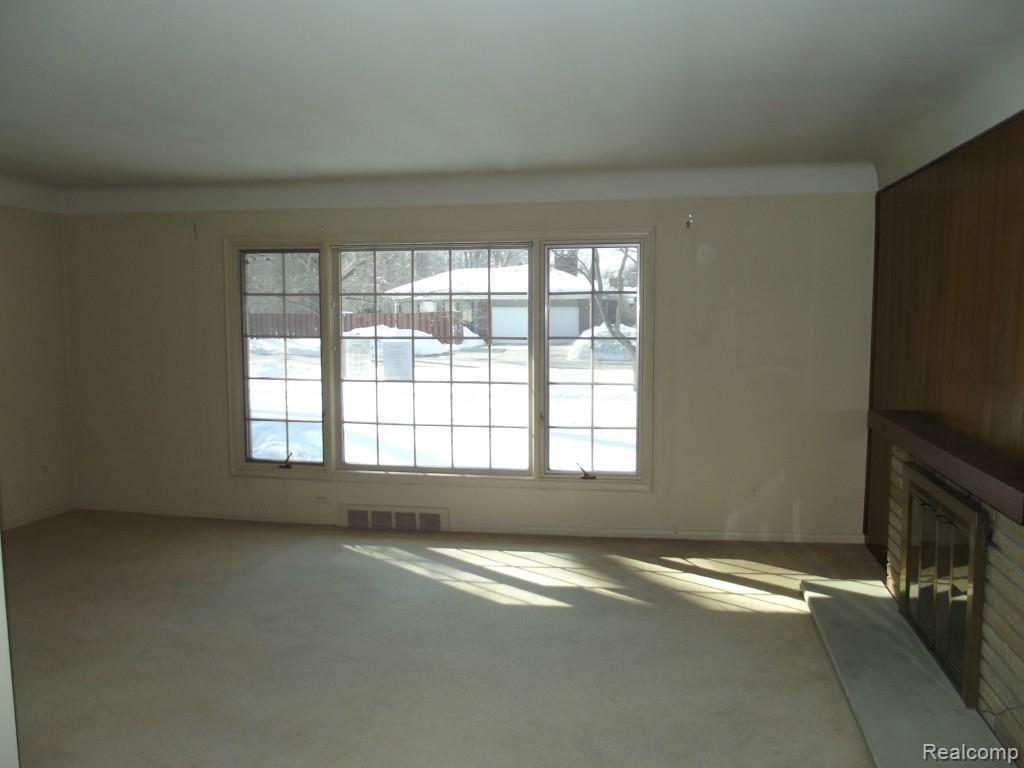 18954 Beverly Road Franklin, MI 48025 - Photo 3 of 15 261-713225 Living room 1-3.jpg