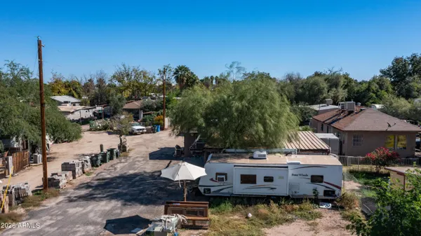 a view of a house with backyard
