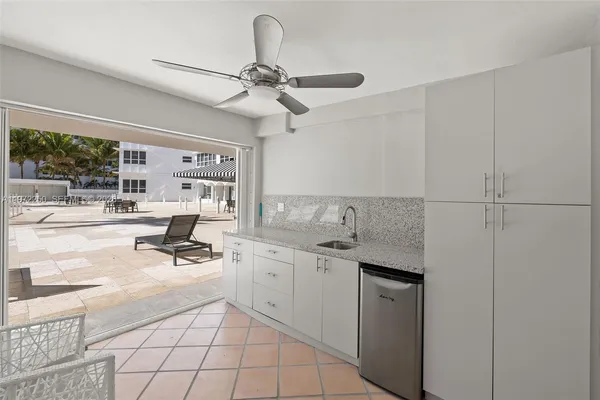 a view of entryway and hall yard