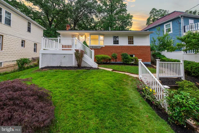 a view of a house with backyard and porch
