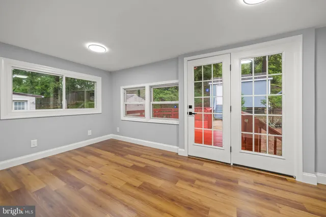 a view of empty room with windows