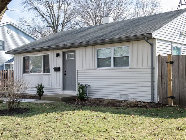 $2,100 | 2203 Sigwalt Street, Rolling Meadows, IL 60008