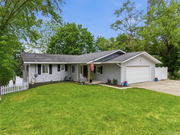 $500,000 | 258 Lakeside Drive, Howell, MI 48843