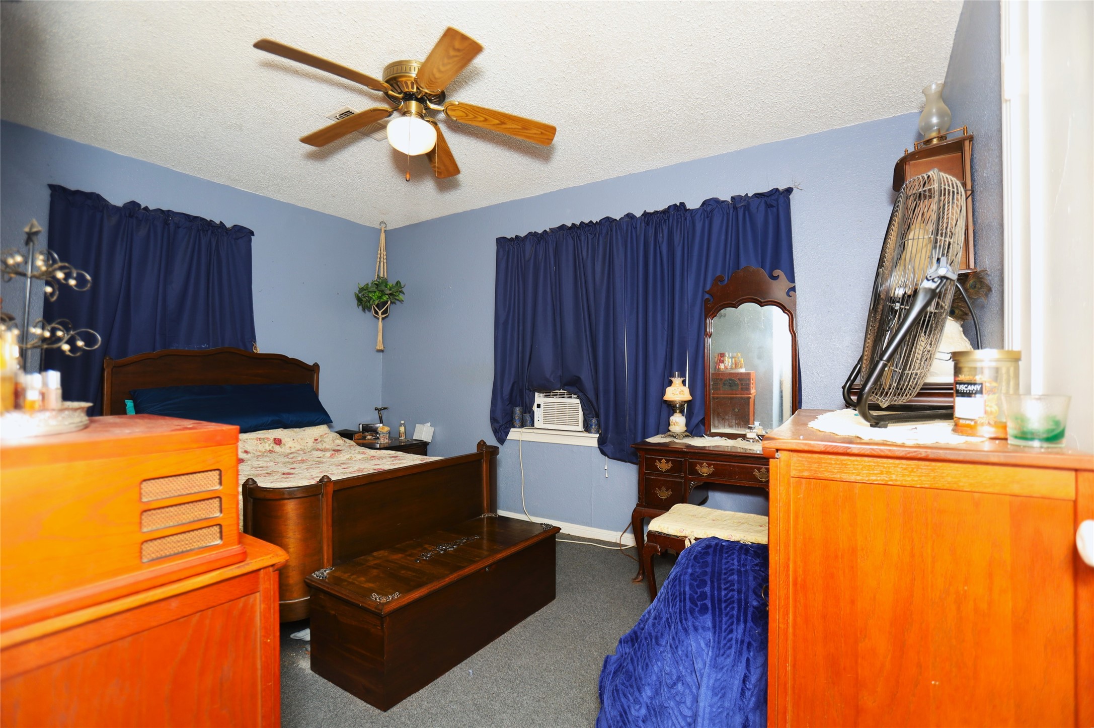 405 Center Way Lake Jackson, TX 77566 - Photo 13 of 21 a living room with furniture and a chandelier