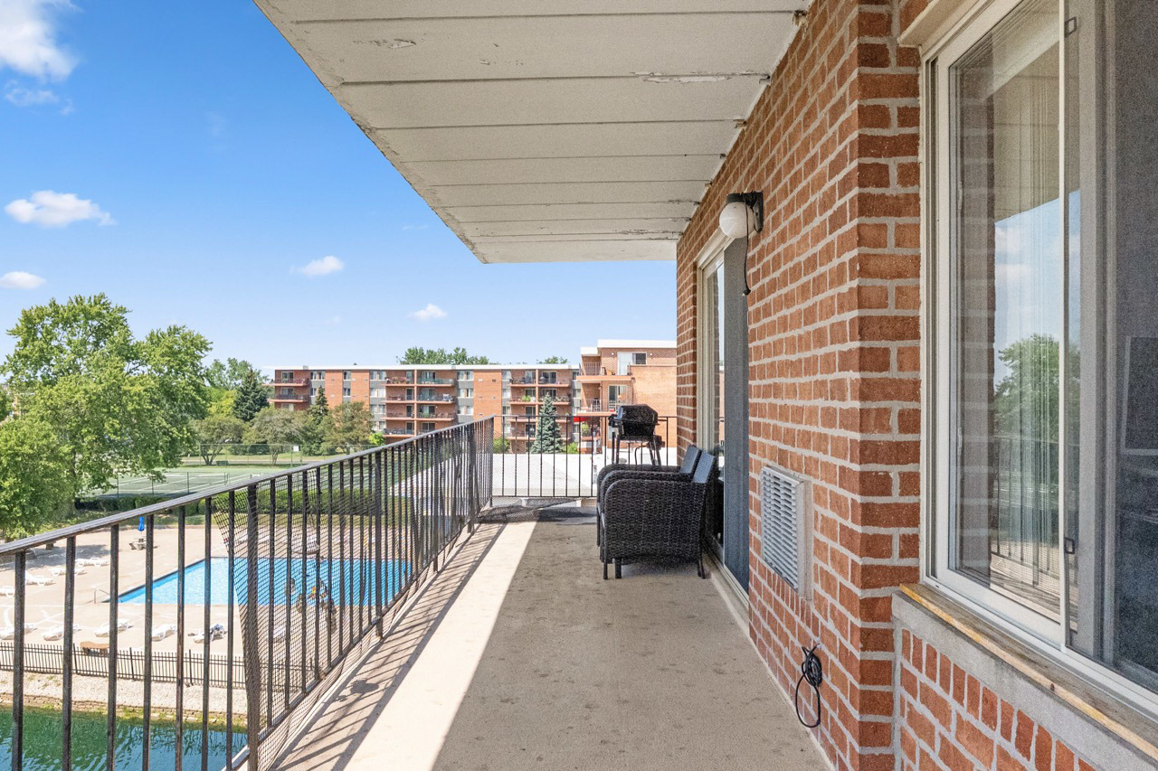 16 East Old Willow Road, Unit 424S Prospect Heights, IL 60070 - Photo 14 of 24 a view of balcony with city view