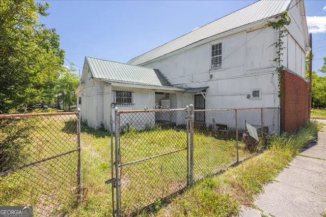 a view of house with backyard
