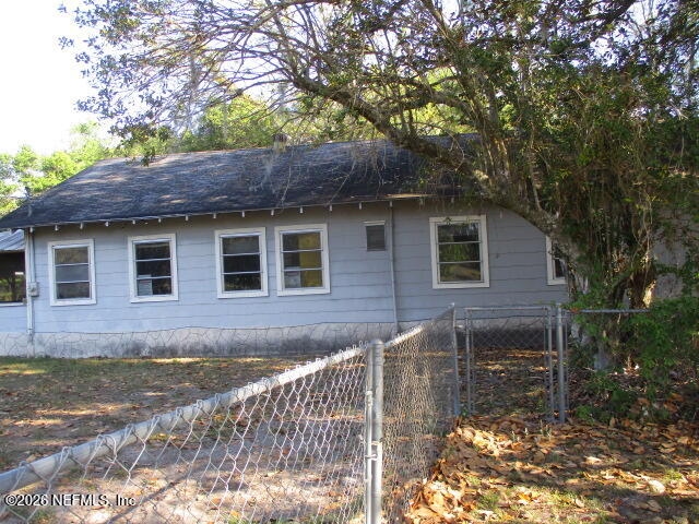 9742 Highway 301 Hampton, FL 32044 - Photo 2 of 19 a front view of a house with a garden