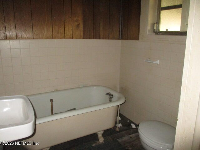 9742 Highway 301 Hampton, FL 32044 - Photo 9 of 19 a bathroom with a toilet and a bathtub