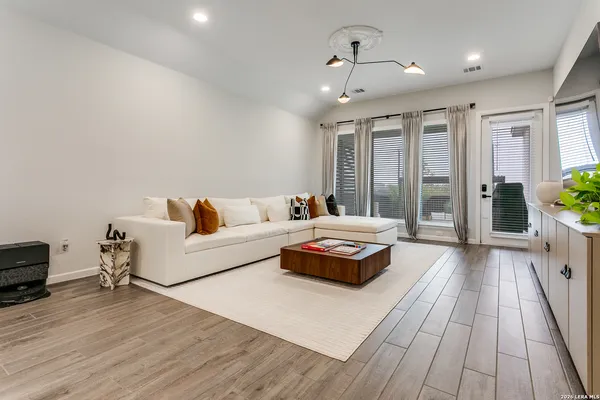 $2,700 | 2134 Knippa, San Antonio, TX 78253