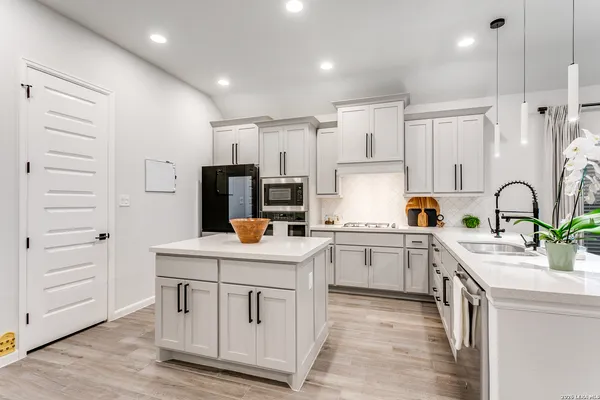 $2,700 | 2134 Knippa, San Antonio, TX 78253