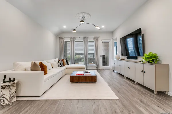 $2,700 | 2134 Knippa, San Antonio, TX 78253