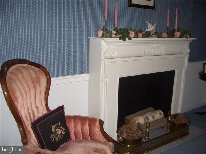 38 Clover Road Warminster, PA 18974 - Photo 4 of 25 Living Room