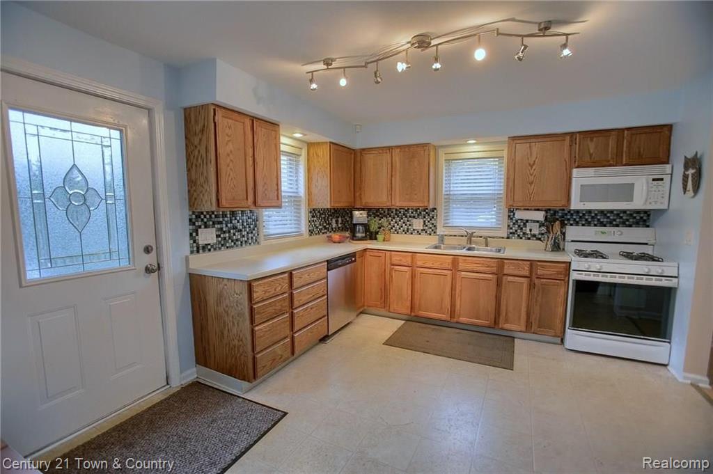 3143 Crooks Road Rochester Hills, MI 48309 - Photo 2 of 23