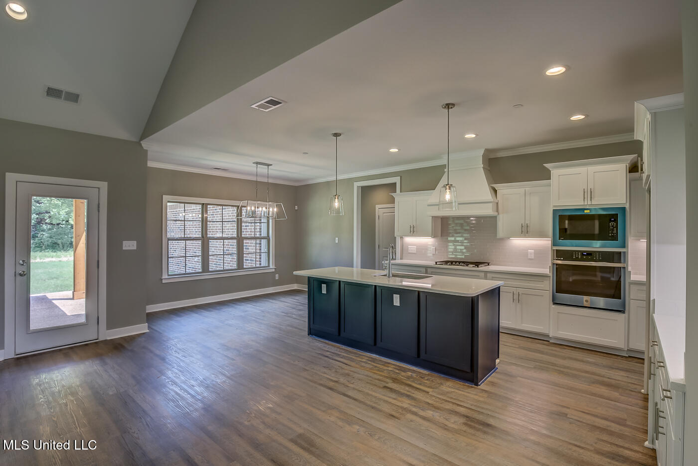 1634 Tributary Drive Hernando, MS 38632 - Photo 4 of 27 Kitchen / Dining Room