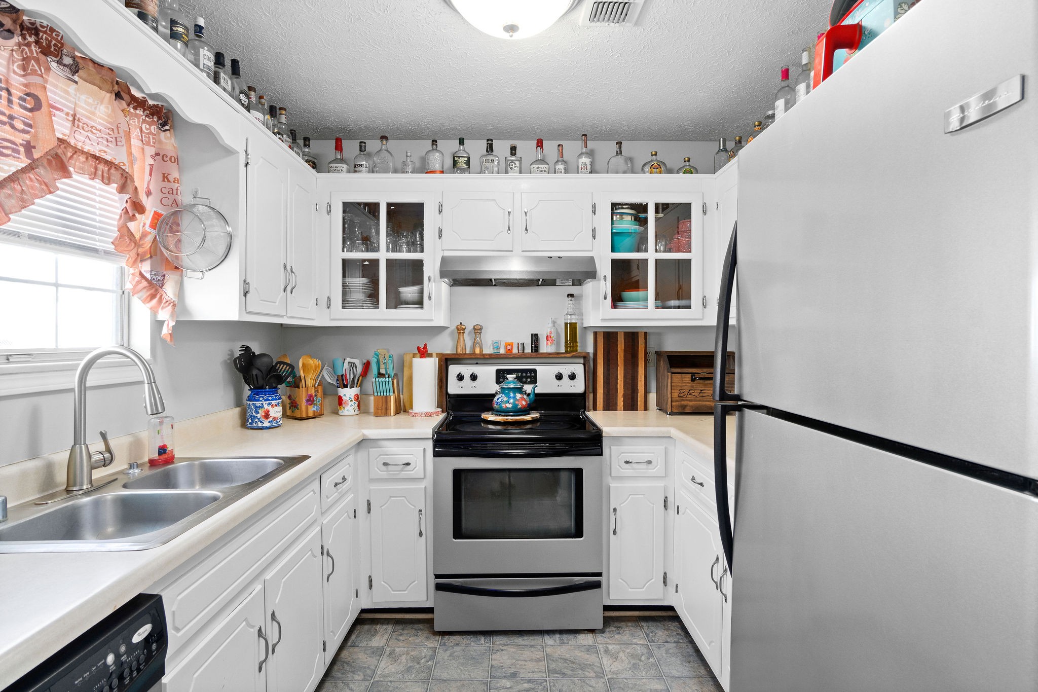 916 Hugh Hunter Road Oak Grove, KY 42262 - Photo 10 of 30 a kitchen with cabinets and appliances