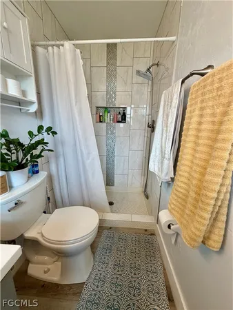 a bathroom with a toilet and a shower