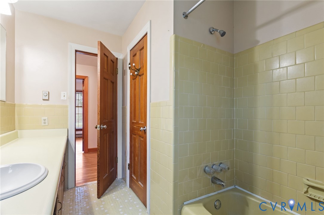 9440 Deerpark Court Midlothian, VA 23112 - Photo 18 of 55 a bathroom with a tub sink and toilet