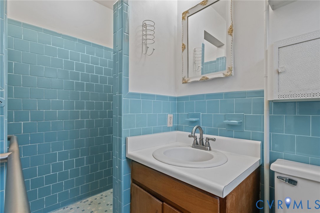 9440 Deerpark Court Midlothian, VA 23112 - Photo 23 of 55 a bathroom with a sink toilet and a mirror