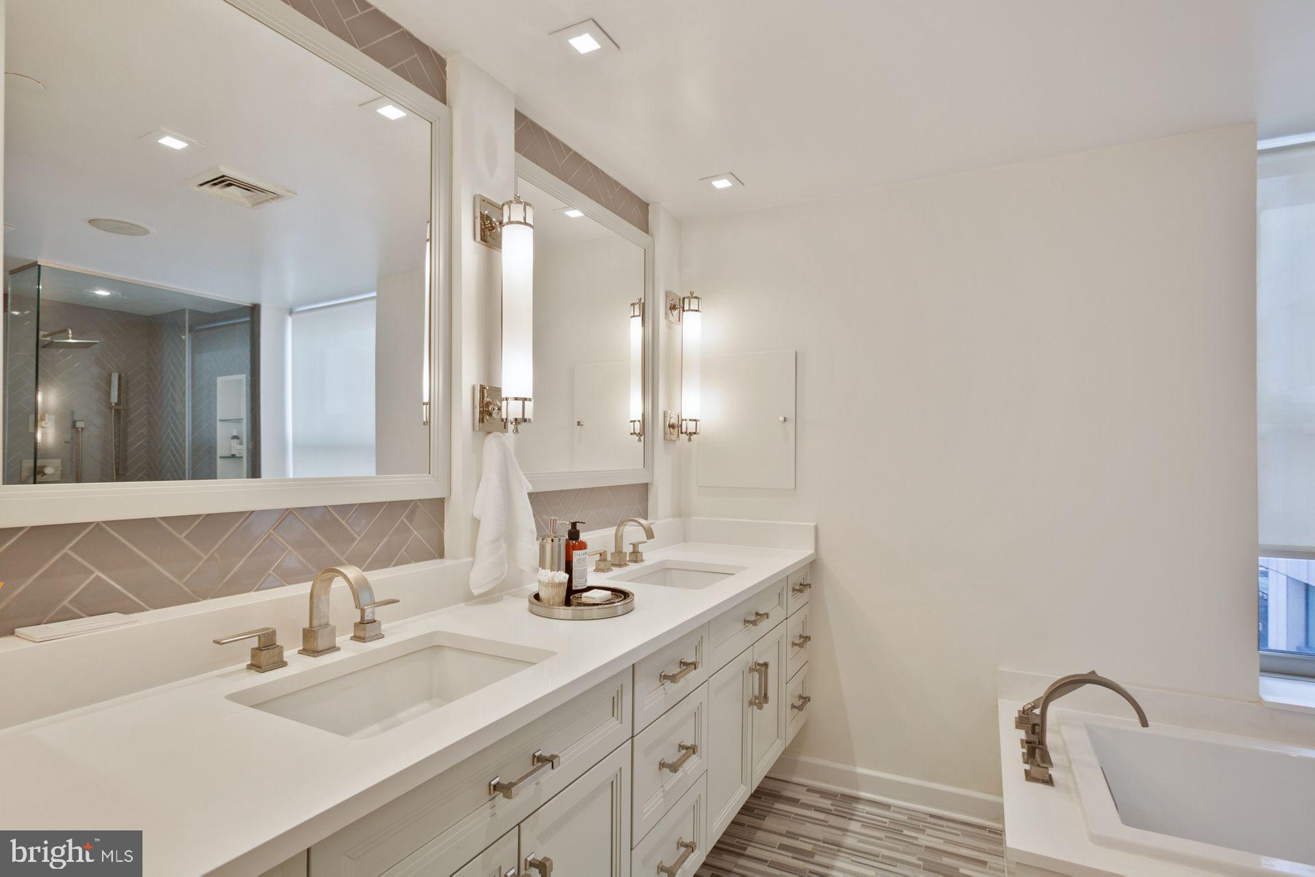 1737-39 Chestnut Street, Unit 301 Philadelphia, PA 19103 - Photo 22 of 28 Master Bath