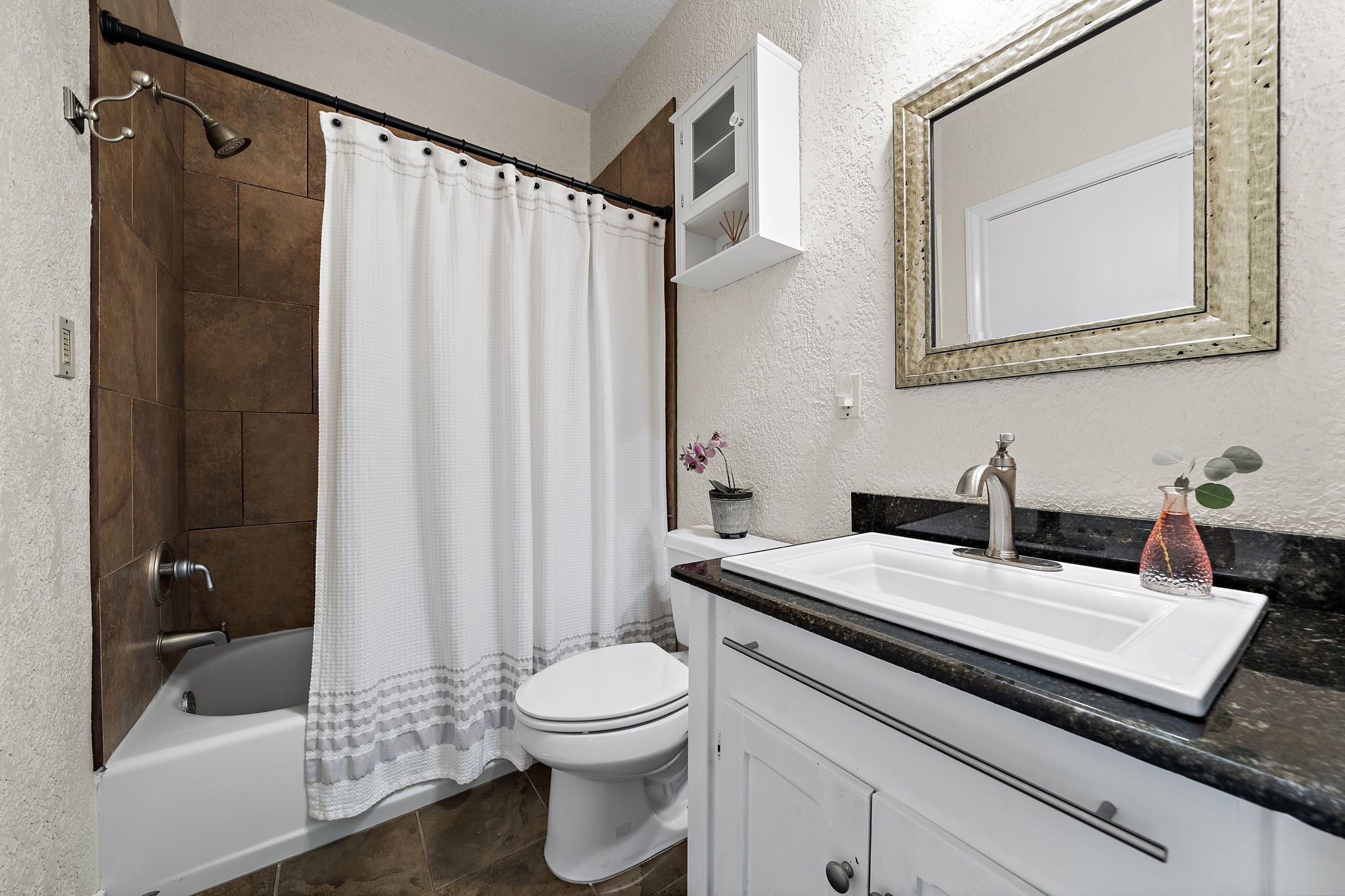 10411 County Road 65 Rosharon, TX 77583 - Photo 22 of 29 This guest bathroom is conveniently accessible from the living room and an adjacent bedroom, and features a beautifully finished countertop.