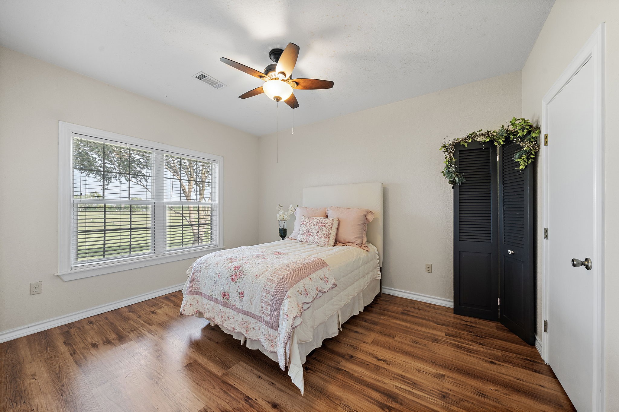 10411 County Road 65 Rosharon, TX 77583 - Photo 23 of 29 The secondary bedroom features an attached full bath and overlooks the front yard, filling the room with natural light.