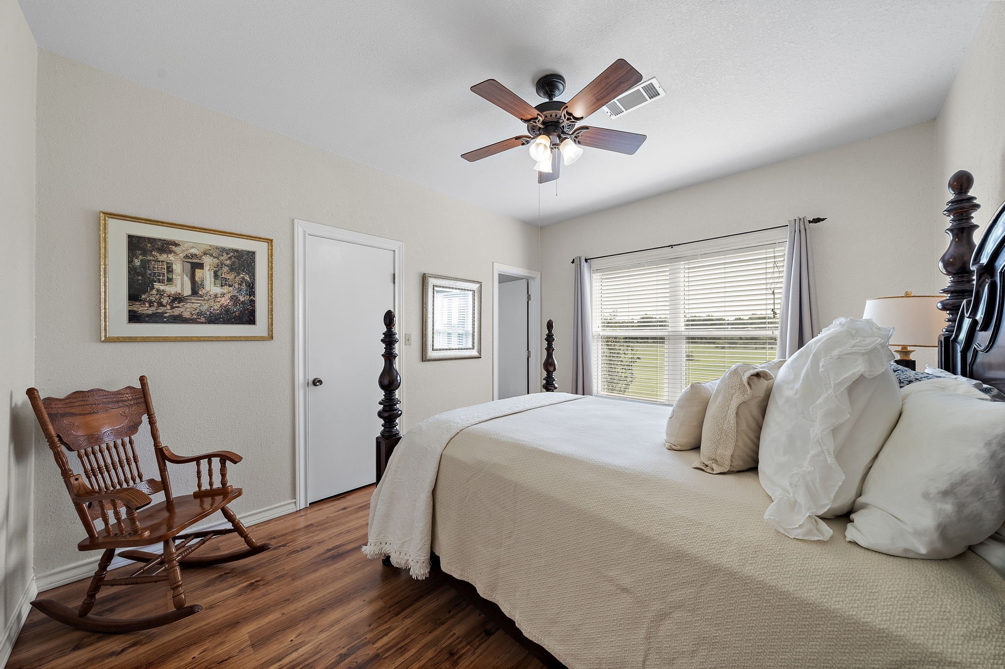 10411 County Road 65 Rosharon, TX 77583 - Photo 24 of 29 This bedroom is conveniently located off the living room and includes a private full bath along with peaceful views of the pond and green expanse.