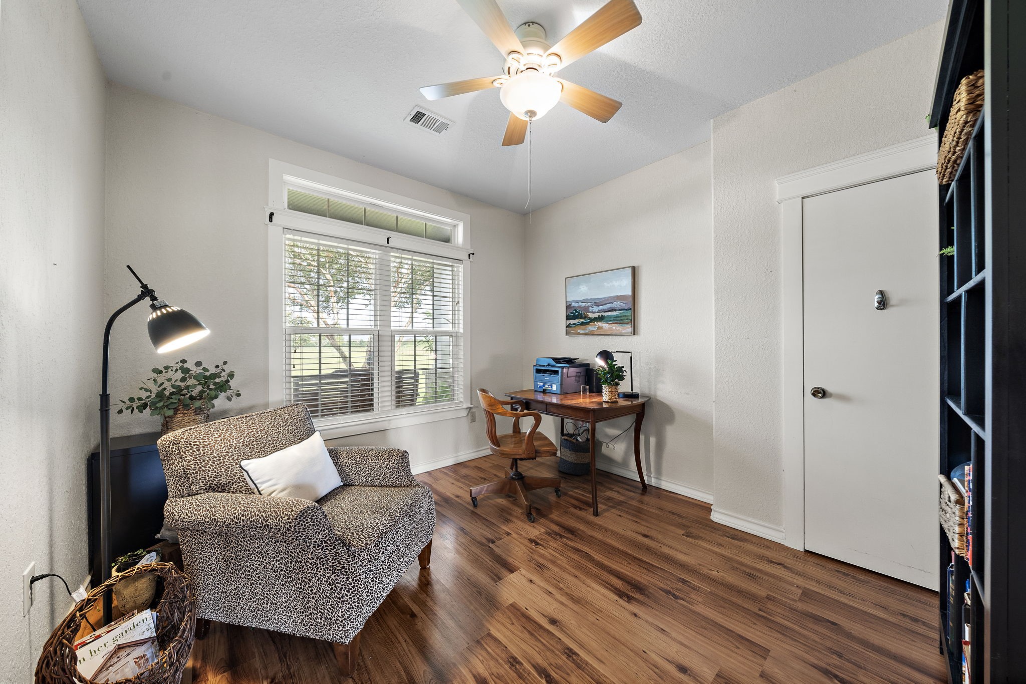 10411 County Road 65 Rosharon, TX 77583 - Photo 10 of 29 This flex space is ideal as a home office or 4th bedroom, featuring a dedicated storage closet, abundant natural light, and versatile functionality.