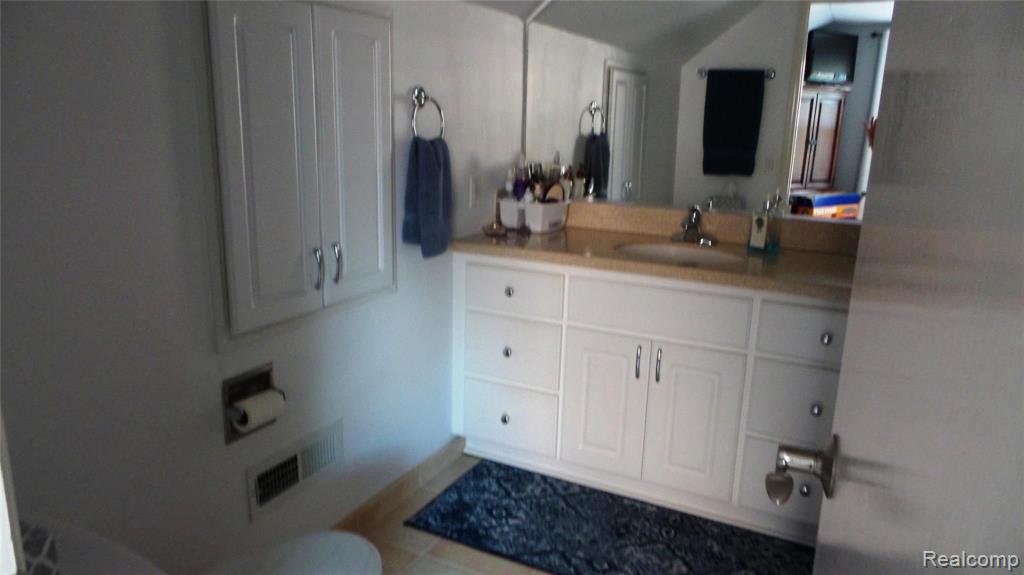 905 Cook Road Grosse Pointe Woods, MI 48236 - Photo 15 of 38