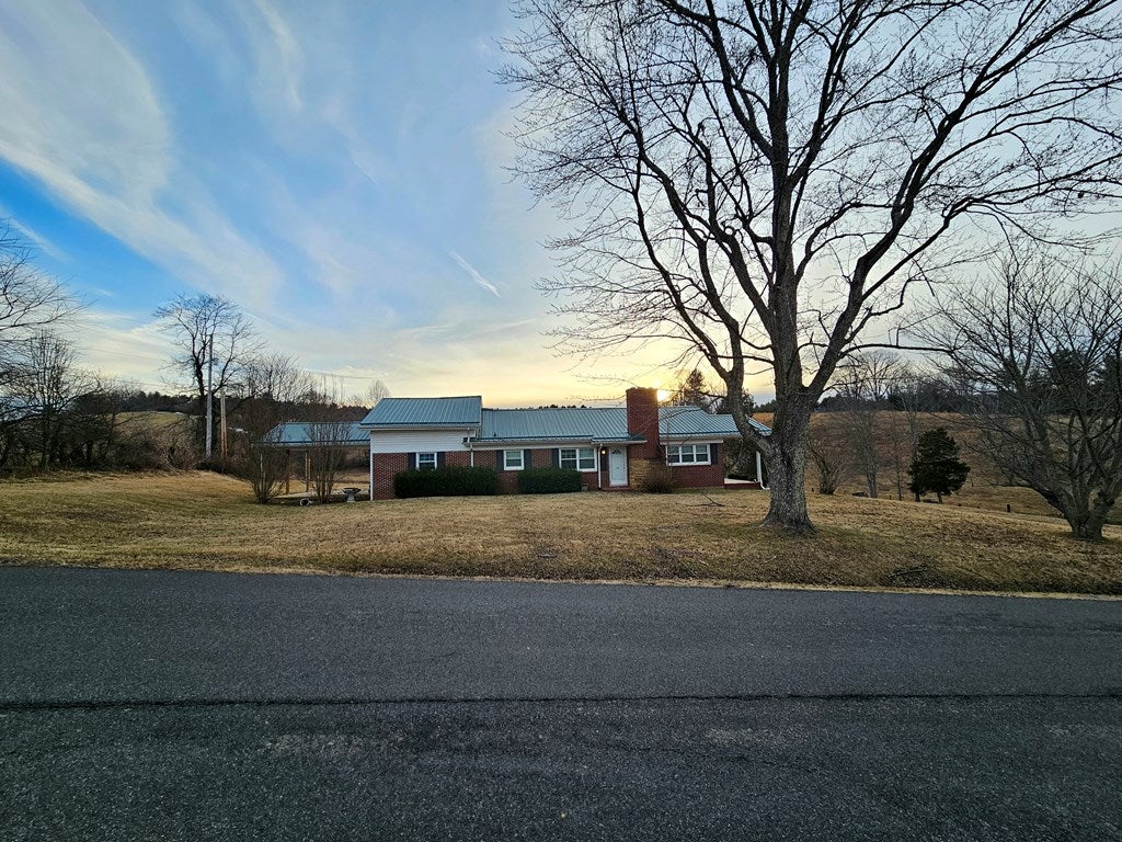 331 Pleasantview Road Austinville, VA 24312 - Photo 2 of 41 Gallery Image 2